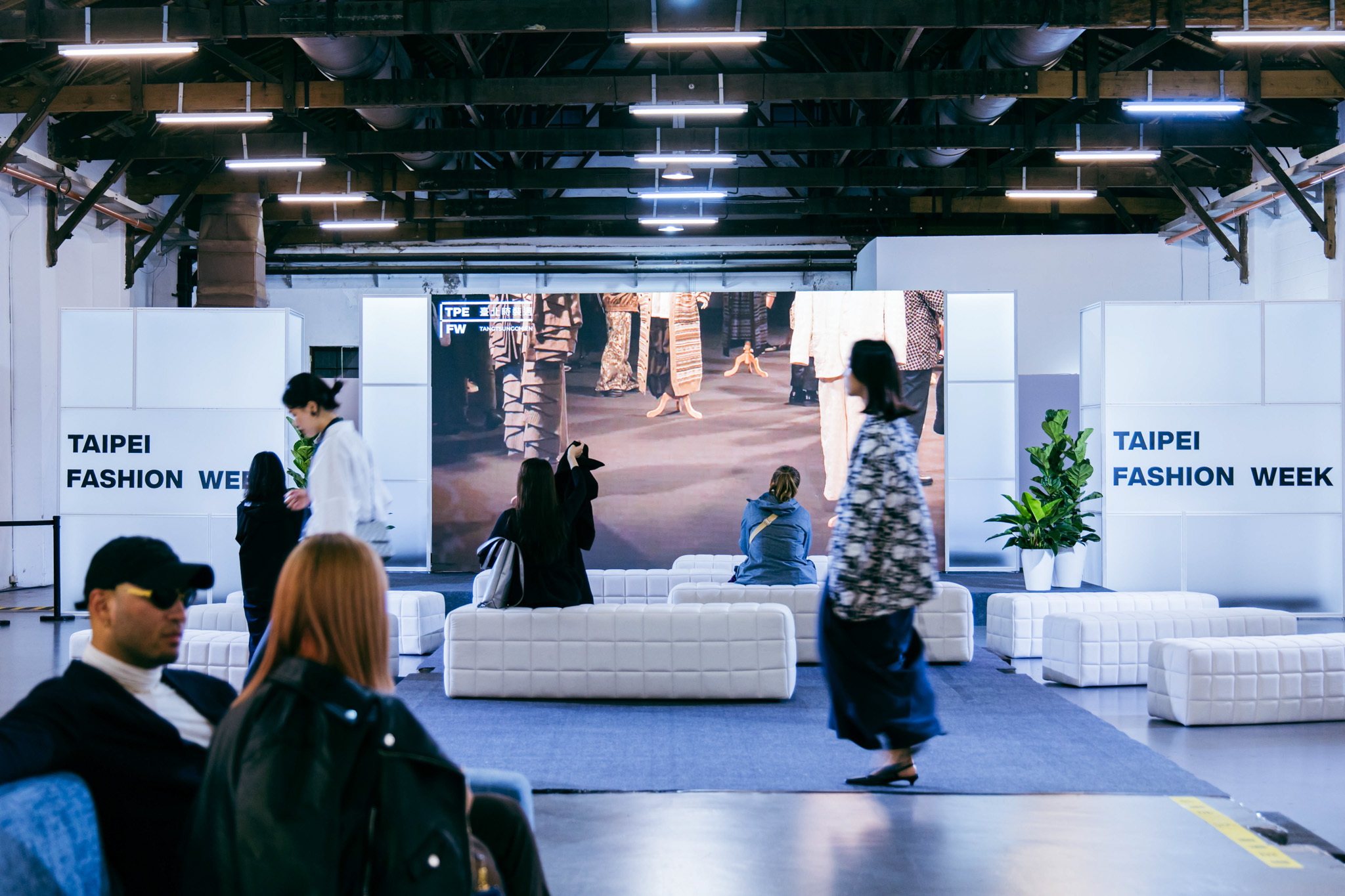 直播舞台位於展場動線核心位置，提供清楚、穩定的觀看體驗，使觀眾在展場內移動之間，仍能即時掌握秀場進程與重點畫面。