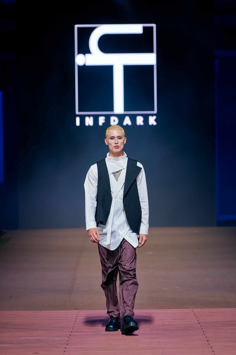 Look 18