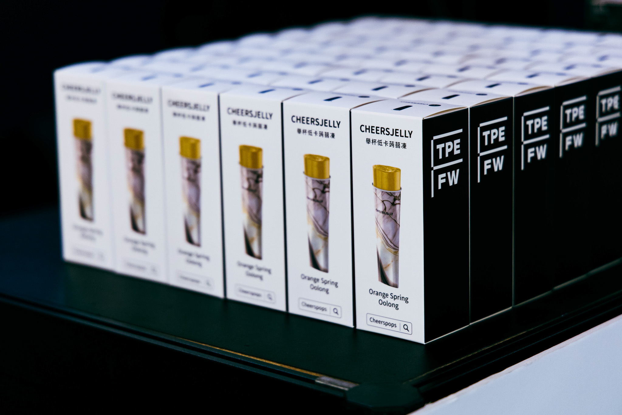 臺北時裝週 AW26 活動期間準備眾多限定好禮,填寫問卷可兌換「舉杯低卡蒟蒻凍(柳橙春烏龍)」乙份;社群打卡則隨機贈送「官田烏金|菱殼炭除濕吸附包」、「DEMIAN SKIN 德米安膚|研磨美式磨砂沐浴組」、「淨毒五郎 Chef Clean|酵素衣物手洗精」,數量有限,送完為止。