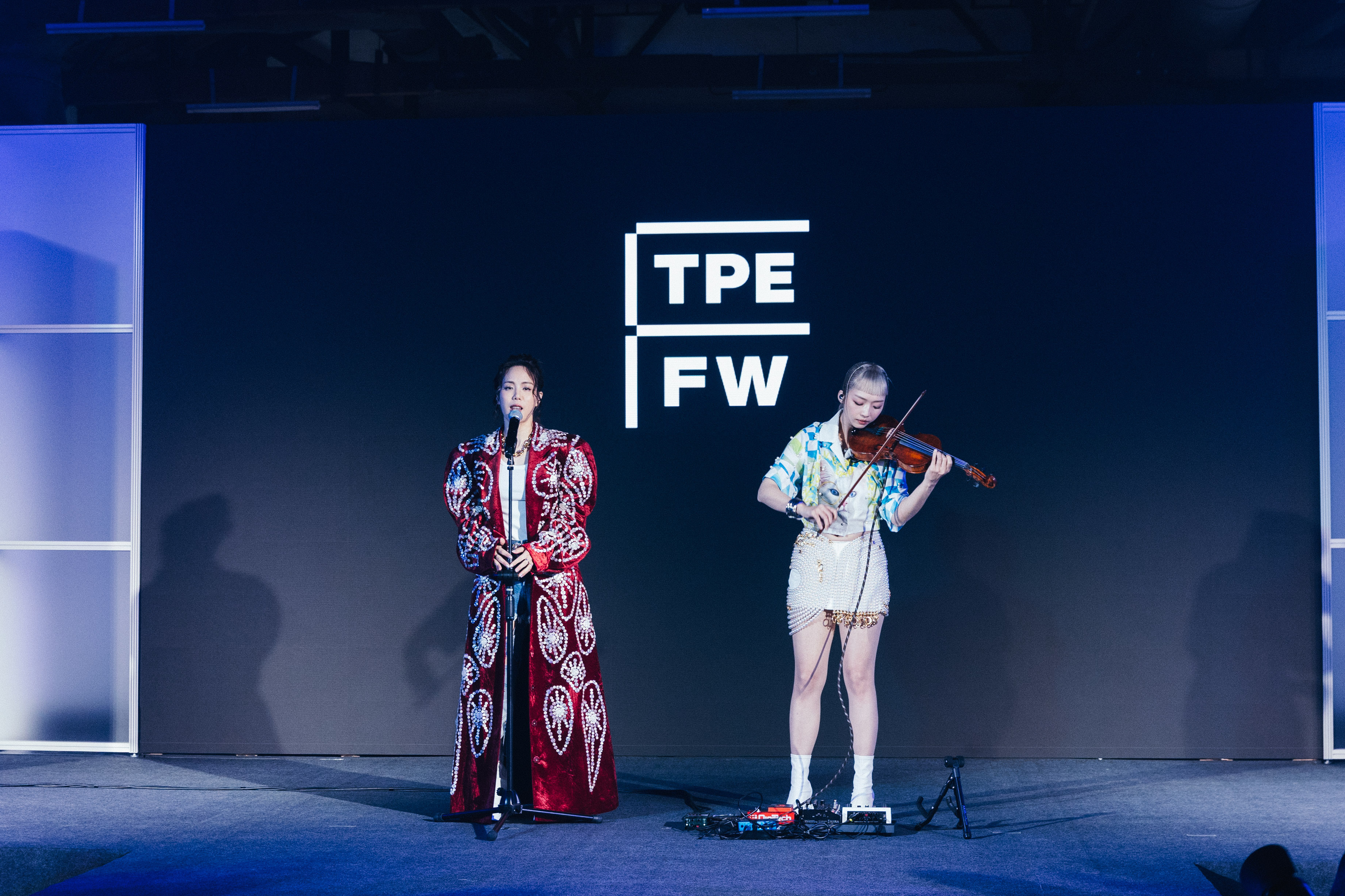 晚會上特邀入圍金曲獎最佳演唱組合「丹丹猫猫」身著設計師周裕穎品牌 JUST IN XX 服裝登臺演出,晚會主持人與 DJ 也穿上設計師唐宗謙同名品牌TANGTSUNGCHIEN 作品亮相。