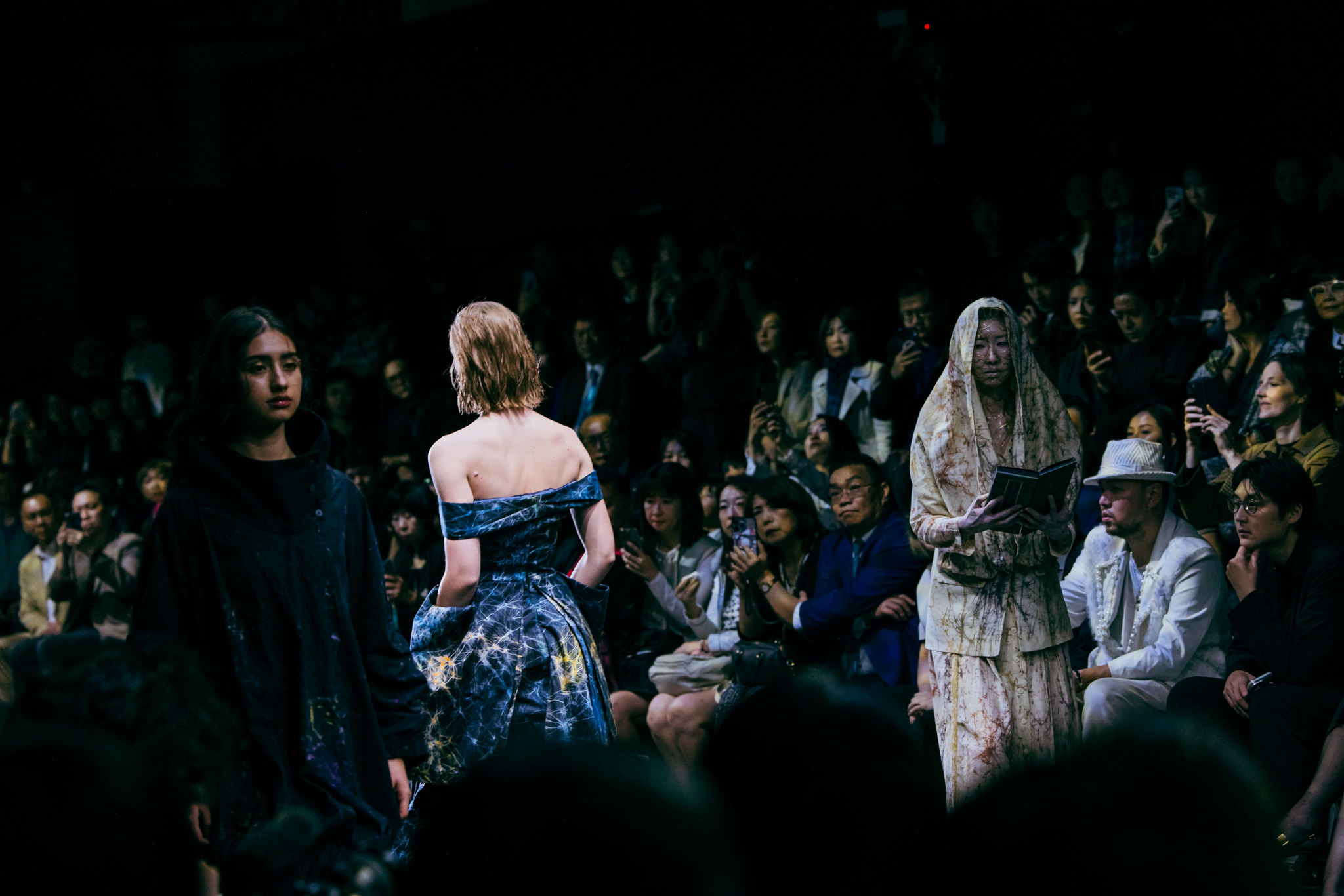 本季品牌首秀由 C JEAN 開展,季度主題 「SA TA NA MA」將身體視為經驗發生的場域,回應生命在誕生、成長、消逝與重生之間的感知變化,使穿著成為一種與生命循環相互映照的過程。